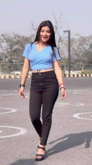 Priyanshi Pandey Instagram - Patli kamariya…❤️ @pandit_girl_242 #reels #insta #instagood #instagram #fyp #dance