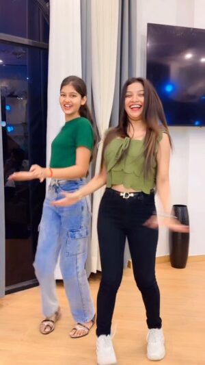 Priyanshi Pandey Instagram - Bhai kya trend h 🤣🤣 @itskhushi_pandit @pandit_girl_242 #viral #reels #reelitfeelit #trend #reelsinstagram #dance