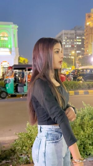Priyanshi Pandey Instagram - Vo bade grur se bole 😂😈 …thanku guys 300k like ❤️ 100k share 😍 6.7m views 🥳@pandit_girl_242 #reel #viral #reelsinstagram #dialogue