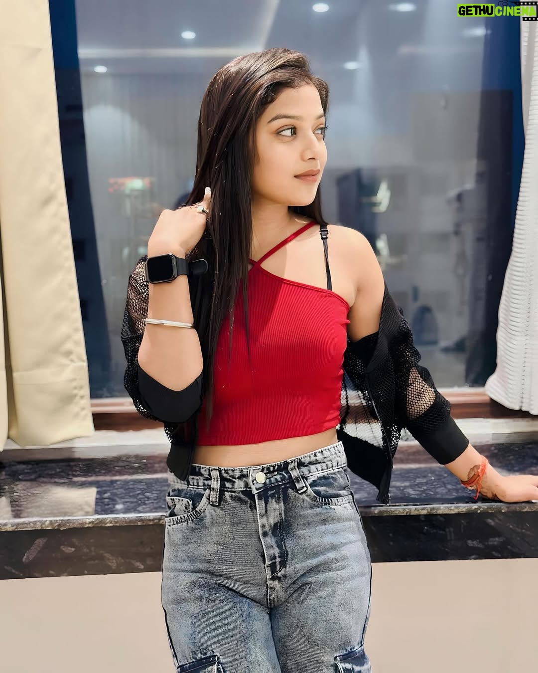 Priyanshi Pandey - 28.1K Likes - Sᴇᴇᴛɪɴɢ Gᴏᴀʟs Is Tʜᴇ Fᴜʀsᴛ Sᴛᴇᴘ Iɴ Tᴜʀɴɪɴɢ Tʜᴇ Iɴᴠɪsɪʙʟᴇ Iɴᴛᴏ Vɪsɪʙʟᴇ...🖊💯 @pandit_girl_242 
.
.
.
.
#photo #photography #photographer #photoeveryday #photographers #photographers_of_india #photographers_of_india #photoftheday #foryoupage #explorar #etsy #fitness