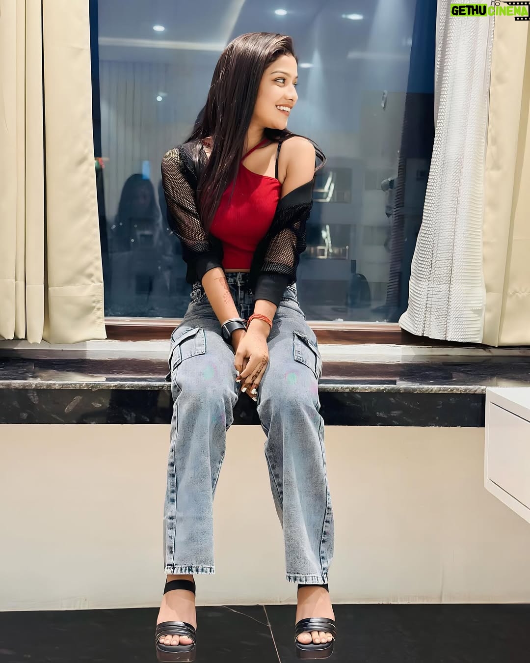 Priyanshi Pandey - 28.1K Likes - Sᴇᴇᴛɪɴɢ Gᴏᴀʟs Is Tʜᴇ Fᴜʀsᴛ Sᴛᴇᴘ Iɴ Tᴜʀɴɪɴɢ Tʜᴇ Iɴᴠɪsɪʙʟᴇ Iɴᴛᴏ Vɪsɪʙʟᴇ...🖊💯 @pandit_girl_242 
.
.
.
.
#photo #photography #photographer #photoeveryday #photographers #photographers_of_india #photographers_of_india #photoftheday #foryoupage #explorar #etsy #fitness