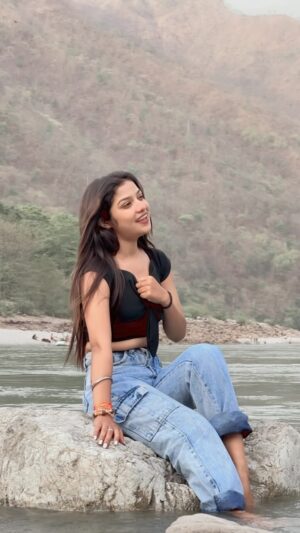 Priyanshi Pandey Instagram - Bto konsi movi ka song h ❤️😍 @pandit_girl_242 #reelsinstagram #reelitfeelit #viral #insta