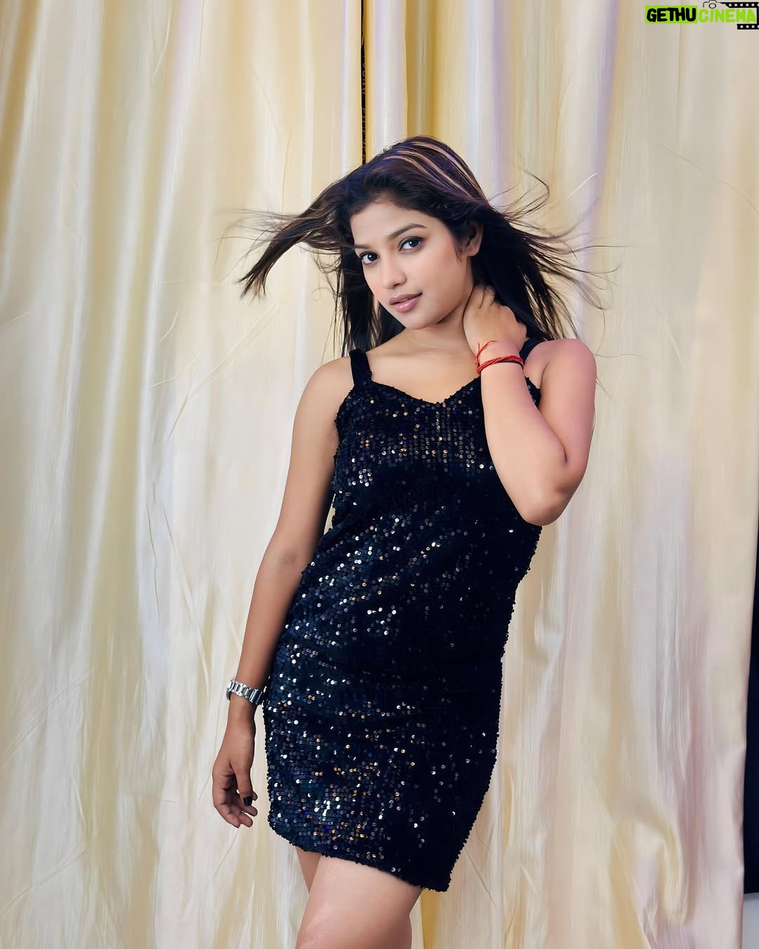 Priyanshi Pandey - 30.8K Likes - “Black is the color of strength and power.” 🖤🖤…. @pandit_girl_242 
.
.
.
.
#photo #photooftheday #photography #photoeveryday #photographers #homedecor #makeupartist #fitness #nails #dress