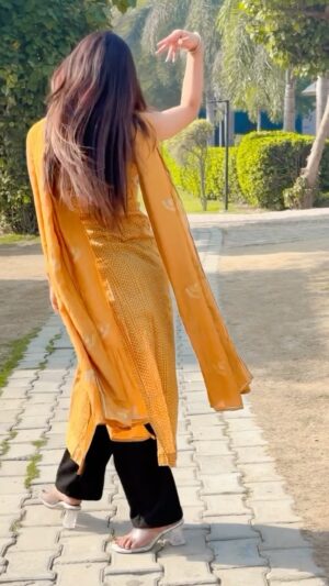 Priyanshi Pandey Instagram - Mera ☝🏻 ☝🏻 suit dhai lakh ka 😌🤣 wait for end …!
#viral #trend #reelitfeelit #reelsinstagram #dance #trend