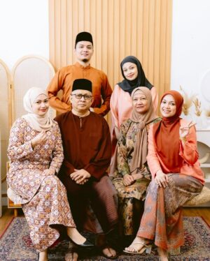 Puteri Sarah Liyana Megat Kamaruddin Instagram - Family is where life begins and love never ends ❤️
SHRMZB