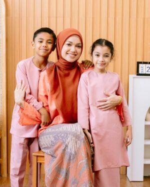 Puteri Sarah Liyana Megat Kamaruddin Instagram - Family is where life begins and love never ends ❤️
SHRMZB
