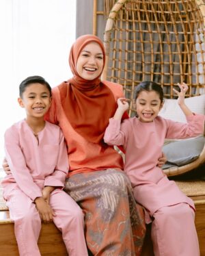 Puteri Sarah Liyana Megat Kamaruddin Instagram - Family is where life begins and love never ends ❤️
SHRMZB