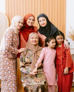 Puteri Sarah Liyana Megat Kamaruddin Instagram - Family is where life begins and love never ends ❤️
SHRMZB