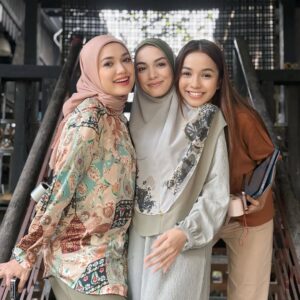 Puteri Sarah Liyana Megat Kamaruddin Instagram - Satu frame again with @aamyrarosli 🥰 Alhamdulillah, my first drama in 2025.
Watak antagonist sebagai Rozie dalam drama Sekam di dada , slot Samarinda @dramasangat @tv3malaysia by @saphirescreen . Thank you so much my kakak , Dato @hasnizanordin for this opportunity ❤️
Sarah pakai bawal plain @arasyi.malaysia Dessert Mist and Harvest Gold.