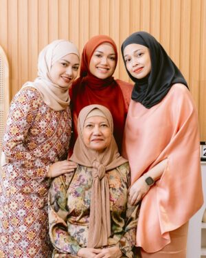 Puteri Sarah Liyana Megat Kamaruddin Instagram - Family is where life begins and love never ends ❤️
SHRMZB