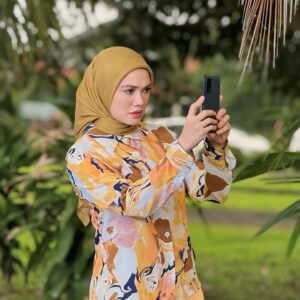 Puteri Sarah Liyana Megat Kamaruddin Instagram - Satu frame again with @aamyrarosli 🥰 Alhamdulillah, my first drama in 2025.
Watak antagonist sebagai Rozie dalam drama Sekam di dada , slot Samarinda @dramasangat @tv3malaysia by @saphirescreen . Thank you so much my kakak , Dato @hasnizanordin for this opportunity ❤️
Sarah pakai bawal plain @arasyi.malaysia Dessert Mist and Harvest Gold.