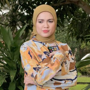 Puteri Sarah Liyana Megat Kamaruddin Instagram - Satu frame again with @aamyrarosli 🥰 Alhamdulillah, my first drama in 2025.
Watak antagonist sebagai Rozie dalam drama Sekam di dada , slot Samarinda @dramasangat @tv3malaysia by @saphirescreen . Thank you so much my kakak , Dato @hasnizanordin for this opportunity ❤️
Sarah pakai bawal plain @arasyi.malaysia Dessert Mist and Harvest Gold.