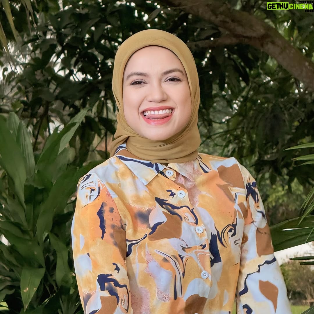 Puteri Sarah Liyana Megat Kamaruddin - 32.4K Likes - Satu frame again with @aamyrarosli 🥰 Alhamdulillah, my first drama in 2025. 

Watak antagonist sebagai Rozie dalam drama Sekam di dada , slot Samarinda @dramasangat @tv3malaysia by @saphirescreen . Thank you so much my kakak , Dato @hasnizanordin for this opportunity ❤️

Sarah pakai bawal plain @arasyi.malaysia Dessert Mist and Harvest Gold.