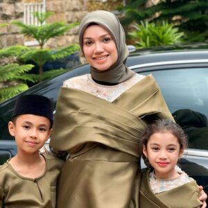 Puteri Sarah Liyana Megat Kamaruddin Instagram - Lebaran adalah waktu terbaik untuk memaafkan dan melupakan. Semoga Aidilfitri ini menjadi titik permulaan baru dalam hidup kita 💚
📸 Baba saya