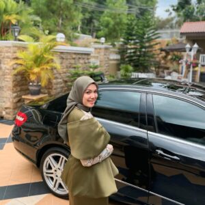 Puteri Sarah Liyana Megat Kamaruddin Instagram - Lebaran adalah waktu terbaik untuk memaafkan dan melupakan. Semoga Aidilfitri ini menjadi titik permulaan baru dalam hidup kita 💚
📸 Baba saya