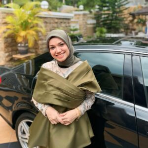 Puteri Sarah Liyana Megat Kamaruddin Instagram - Lebaran adalah waktu terbaik untuk memaafkan dan melupakan. Semoga Aidilfitri ini menjadi titik permulaan baru dalam hidup kita 💚
📸 Baba saya