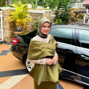 Puteri Sarah Liyana Megat Kamaruddin Instagram - Lebaran adalah waktu terbaik untuk memaafkan dan melupakan. Semoga Aidilfitri ini menjadi titik permulaan baru dalam hidup kita 💚
📸 Baba saya