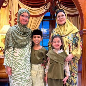 Puteri Sarah Liyana Megat Kamaruddin Instagram - Lebaran adalah waktu terbaik untuk memaafkan dan melupakan. Semoga Aidilfitri ini menjadi titik permulaan baru dalam hidup kita 💚
📸 Baba saya
