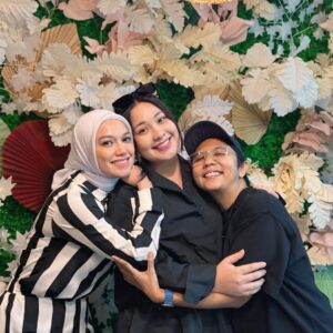 Puteri Sarah Liyana Megat Kamaruddin Instagram - Hiduplah dengan baik & tenang, hiduplah sebahagia bahagianya, carilah apa yang membuatmu happy dan hargailah detik kebahagiaanmu 🤍
Farewell party for my sayang @jannanick . I’m gonna misschuuuuu 😢