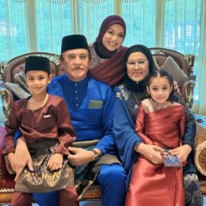 Puteri Sarah Liyana Megat Kamaruddin Instagram - Selamat hari raya 🌙
#teamrayakl
Our outfit baju raya from @blubelle_official @vanillabells_ .
Sarah pakai bawal @arasyi.malaysia in Claret ❤️