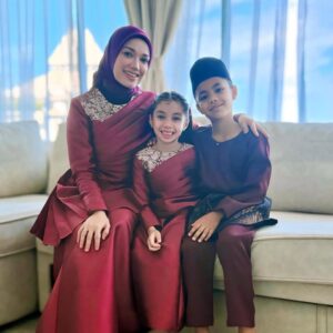 Puteri Sarah Liyana Megat Kamaruddin Instagram - Selamat hari raya 🌙
#teamrayakl
Our outfit baju raya from @blubelle_official @vanillabells_ .
Sarah pakai bawal @arasyi.malaysia in Claret ❤️