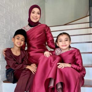 Puteri Sarah Liyana Megat Kamaruddin Instagram - Selamat hari raya 🌙
#teamrayakl
Our outfit baju raya from @blubelle_official @vanillabells_ .
Sarah pakai bawal @arasyi.malaysia in Claret ❤️