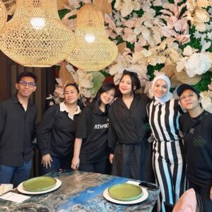 Puteri Sarah Liyana Megat Kamaruddin Instagram - Hiduplah dengan baik & tenang, hiduplah sebahagia bahagianya, carilah apa yang membuatmu happy dan hargailah detik kebahagiaanmu 🤍
Farewell party for my sayang @jannanick . I’m gonna misschuuuuu 😢