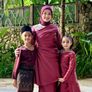 Puteri Sarah Liyana Megat Kamaruddin Instagram - Selamat hari raya 🌙
#teamrayakl
Our outfit baju raya from @blubelle_official @vanillabells_ .
Sarah pakai bawal @arasyi.malaysia in Claret ❤️
