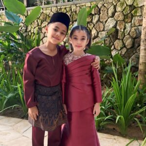 Puteri Sarah Liyana Megat Kamaruddin Instagram - Selamat hari raya 🌙
#teamrayakl
Our outfit baju raya from @blubelle_official @vanillabells_ .
Sarah pakai bawal @arasyi.malaysia in Claret ❤️