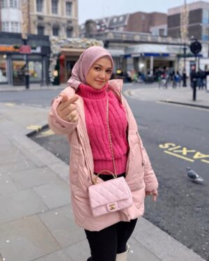 Puteri Sarah Liyana Megat Kamaruddin Instagram - Belajar melihat hal baik di setiap keadaan 🥰
Bawal Limited Spring series @arasyi.malaysia