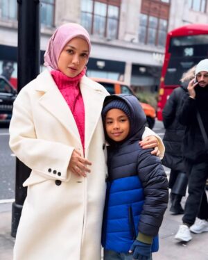 Puteri Sarah Liyana Megat Kamaruddin Instagram - Belajar melihat hal baik di setiap keadaan 🥰
Bawal Limited Spring series @arasyi.malaysia