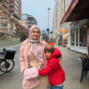 Puteri Sarah Liyana Megat Kamaruddin Instagram - 3 SYARAT HIDUP TENANG :
1. Jangan bandingkan diri dengan orang lain.
2. Jangan bersaing harta dan kemewahan dengan orang lain.
3. Nikmatilah bahagia dengan cara kita sendiri seadanya.
Gardenia series @arasyi.malaysia