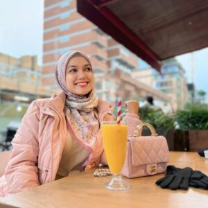 Puteri Sarah Liyana Megat Kamaruddin Instagram - 3 SYARAT HIDUP TENANG :
1. Jangan bandingkan diri dengan orang lain.
2. Jangan bersaing harta dan kemewahan dengan orang lain.
3. Nikmatilah bahagia dengan cara kita sendiri seadanya.
Gardenia series @arasyi.malaysia
