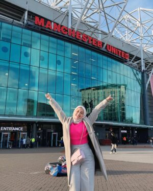 Puteri Sarah Liyana Megat Kamaruddin Instagram - Hello Manchester 🇬🇧
Explain your 2024 in one word.
Mine, ‘ Growth’ 🥰
Sarah pakai La tour Eiffel series @arasyi.malaysia .