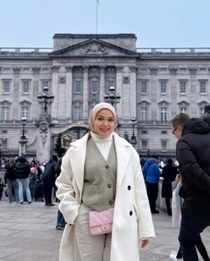 Puteri Sarah Liyana Megat Kamaruddin Instagram - Sedang menyukai dua nasihat ini :
“Jadilah orang baik dengan memaafkan orang lain tapi jangan jadi orang bodoh dengan mempercayainya lagi”.
“Berprasangka baiklah pada semua orang. tapi jangan sangka semua orang itu baik kepada kita”.
Asoka series @arasyi.malaysia .