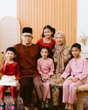 Puteri Sarah Liyana Megat Kamaruddin Instagram - Family is where life begins and love never ends ❤️
SHRMZB