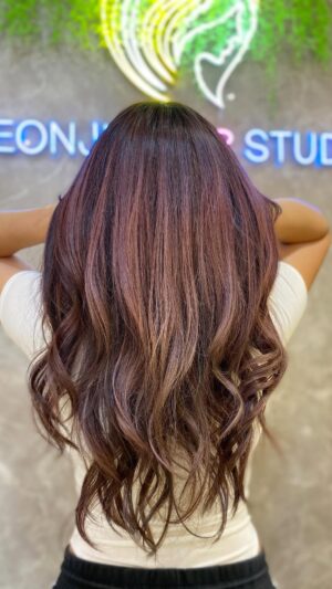 Putri Anne Instagram - New hair in 2025 .. a little bit of mermaid 🧜🏻♀️ and a little bit of fairy 🧚🏼♀️ #maroonash
One and only @jeonjuhairstudio