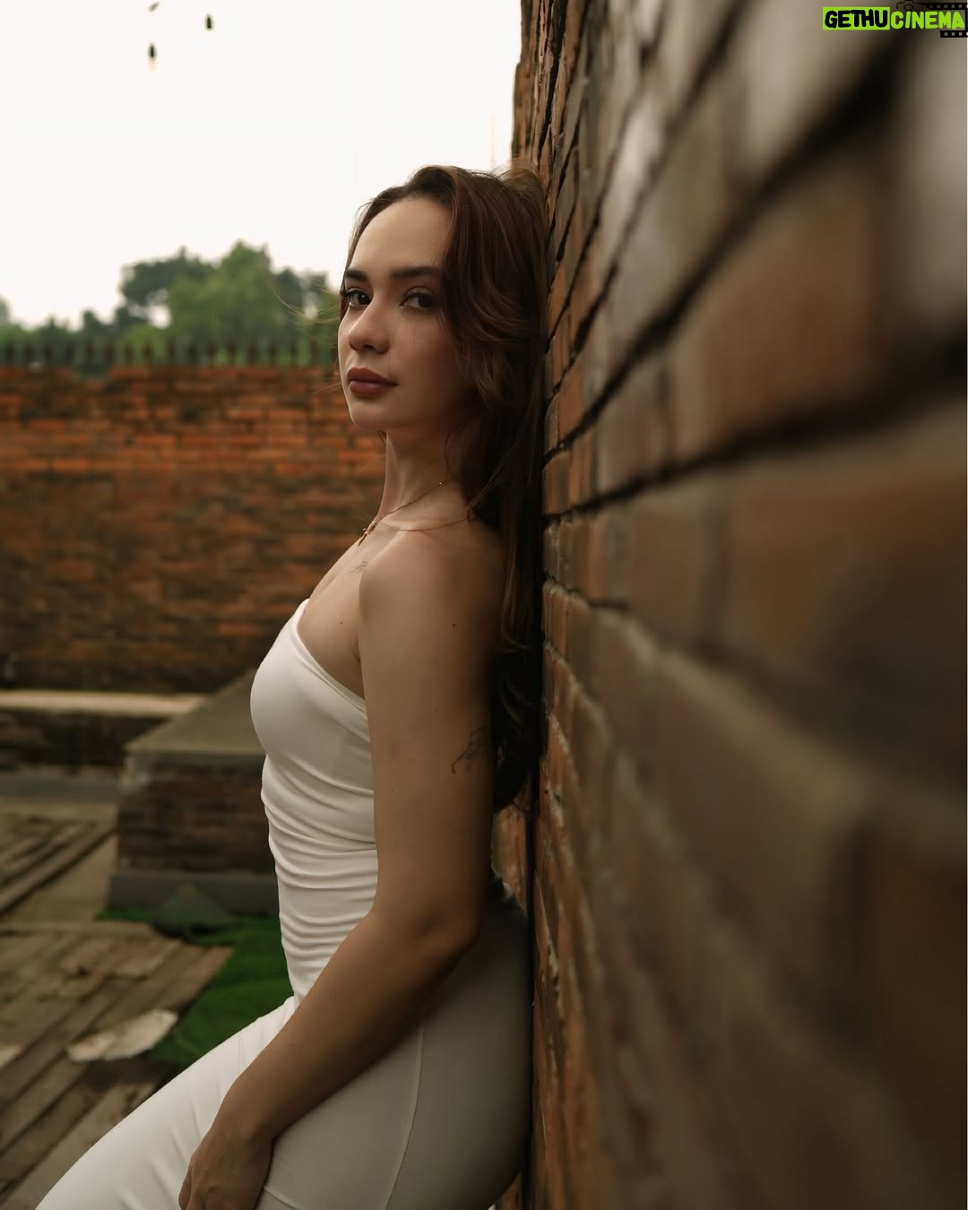 Putri Anne - 10.3K Likes - Leave a message at the beep.