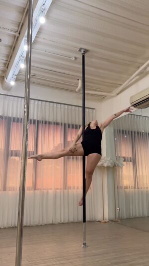 Putri Anne Instagram - Yeah thats me, chewing my gum while pole dancing 🙃
Choreo by @ranikiswanto