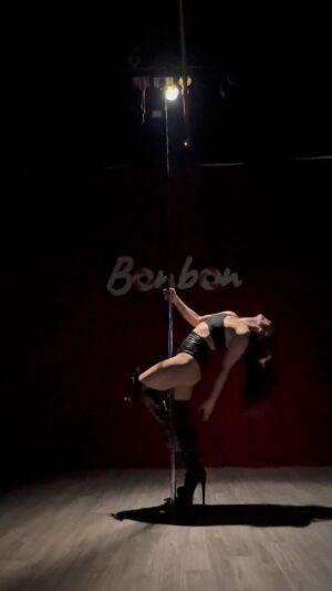 Putri Anne Instagram - First time in bonbon studio💋
Thank you for teaching me today Miss @niningsetiarini , jangan capek2 ya ajarin anne 🤣 punten laguna diganti, request an hahaha 🥂
#exoticpoledancer #exoticpoledance
Choreograph by Miss @niningsetiarini
Studio @bonbon_jakarta