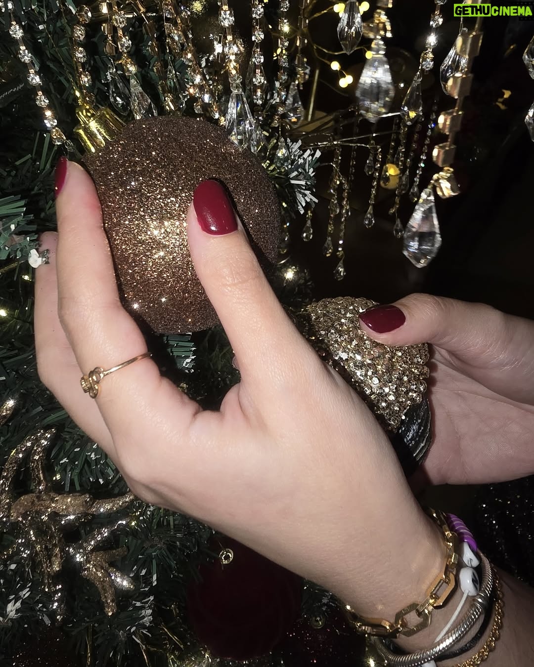 Putri Anne - 9.9K Likes - It’s the season of.. 🎄