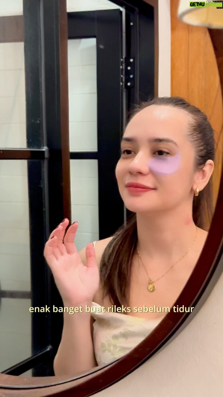 Putri Anne - 11.3K Likes - Night routine versi lengkap pake LANBENA Retinol Series ✨ Kalian dari umur 20an udah wajib banget sih pakai kandungan retinol gini! Pakai aja 1 set Retinol Series dari @lanbena_ind pasti bakal glowing kaya aku! 

#moisturizer #eyecream #eyeserum #serum #pandaeyes #eyepatch #matapanda #retinol #retinolserum #antiaging #brightening
#LANBENARetinolSeries #RetinolRoutine #GlowingWithLANBENA