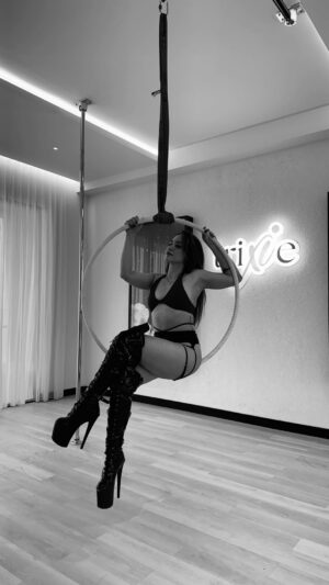 Putri Anne Instagram - He said ,“baby you’re getting too good”
So i post.
Thank you love udah mau sempet bantuin meskipun lg senewen leleus 😘 @ranikiswanto
Choreo by @hang.on.mama
Studio @trixie.polestudio