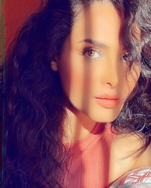 Qamar Khalaf Instagram - لا تخف من الظلال، فإنها تعني أن هناك ضوءاً يسطع في مكان ما…
.
.
.
قمرخلف #سعودية #مصر #سوريا #مغرب #الأمارات