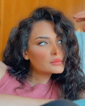 Qamar Khalaf Instagram - لا تخف من الظلال، فإنها تعني أن هناك ضوءاً يسطع في مكان ما…
.
.
.
قمرخلف #سعودية #مصر #سوريا #مغرب #الأمارات