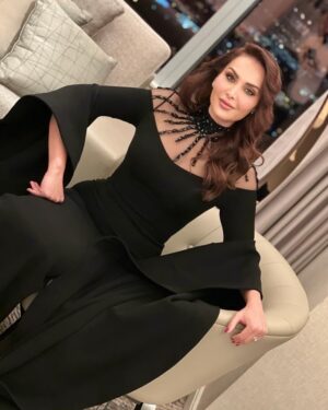 Qamar Khalaf Instagram - Qamar khalaf @joyawards.official
.
.
.
Stylist:@alaasarkis
Hair:@anas_albushe
.
.
.
#قمر_خلف#موسم_الرياض#السعودية ممتنة