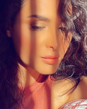 Qamar Khalaf Instagram - لا تخف من الظلال، فإنها تعني أن هناك ضوءاً يسطع في مكان ما…
.
.
.
قمرخلف #سعودية #مصر #سوريا #مغرب #الأمارات