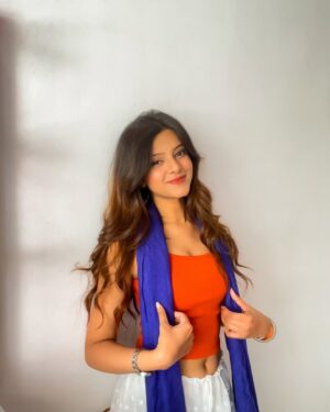 Raashi Instagram - Holi fever isn’t over yet so i decided to be colourful today🤭🧡🤍💙🩶🎀

#explorepage #feed #holioutfit #outfitinspo #indowestern #ethnicstyle