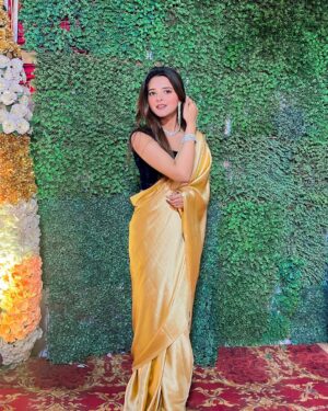 Raashi Instagram - Attended यार की शादी in saree 💅🎀✨🥰

#explorepage #fyp #sareelook