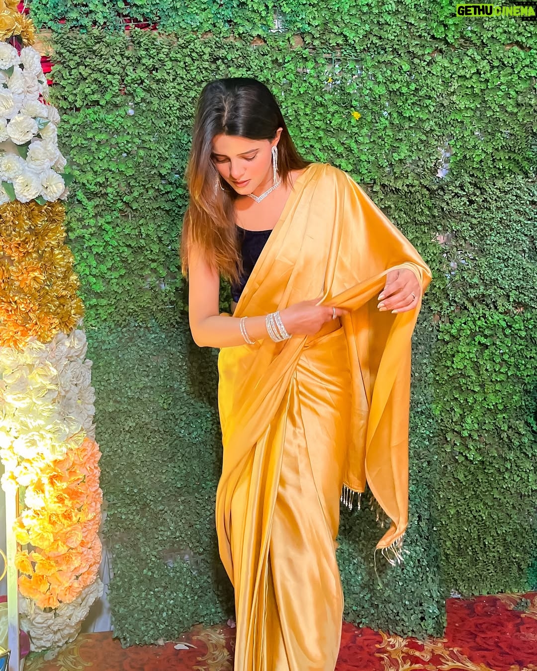 Raashi - 3K Likes - Attended यार की शादी in saree 💅🎀✨🥰

#explorepage #fyp #sareelook